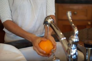 Como eliminar los pesticidas y aditivos de la piel de la frutas