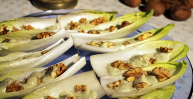 Endivias con salsa roquefort y nueces