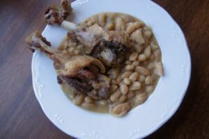 Alubias blancas con codillos de pato